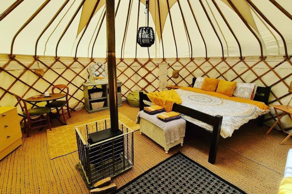 Bronfelen Yurt Hotel Cynghordy Exterior photo